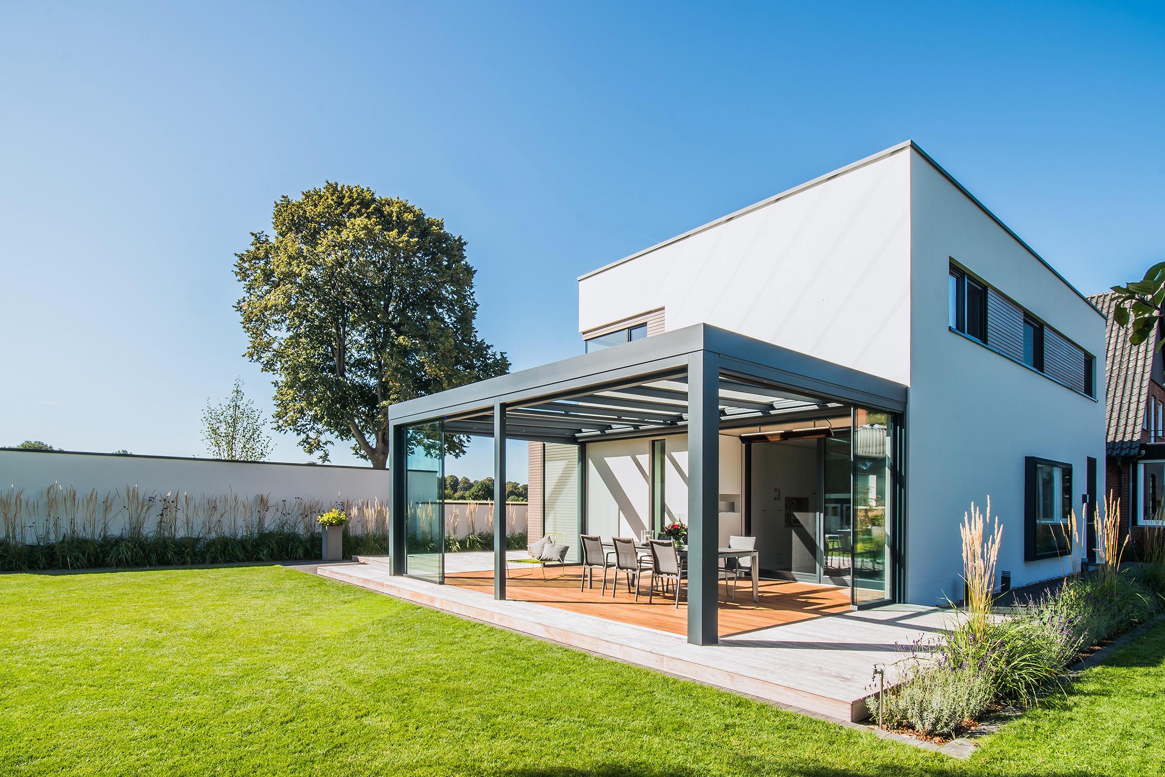 Moderne Terrassenüberdachung aus Aluminium am Wohnhaus
